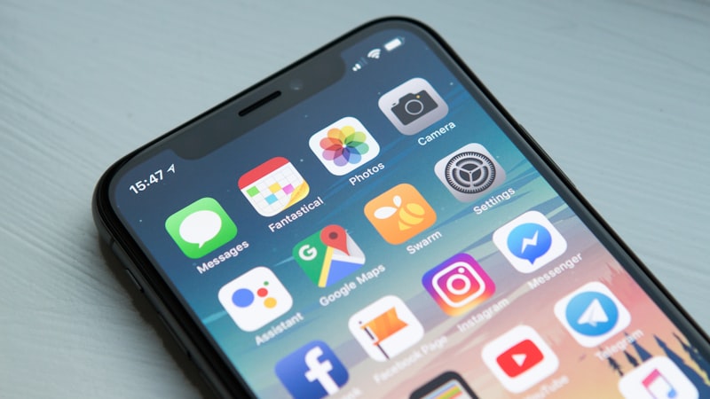 飞飞28咪牌官方iOS版APP下载界面截图，展示登录与预测分析服务